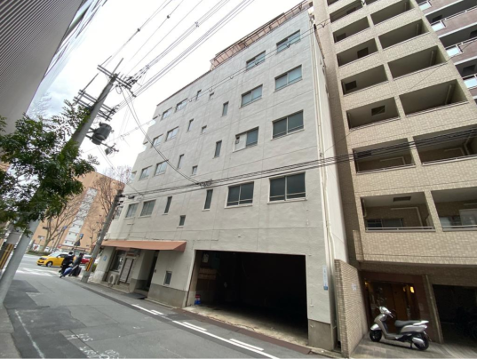 御池通りと衣棚通りに面しており視認性良好|